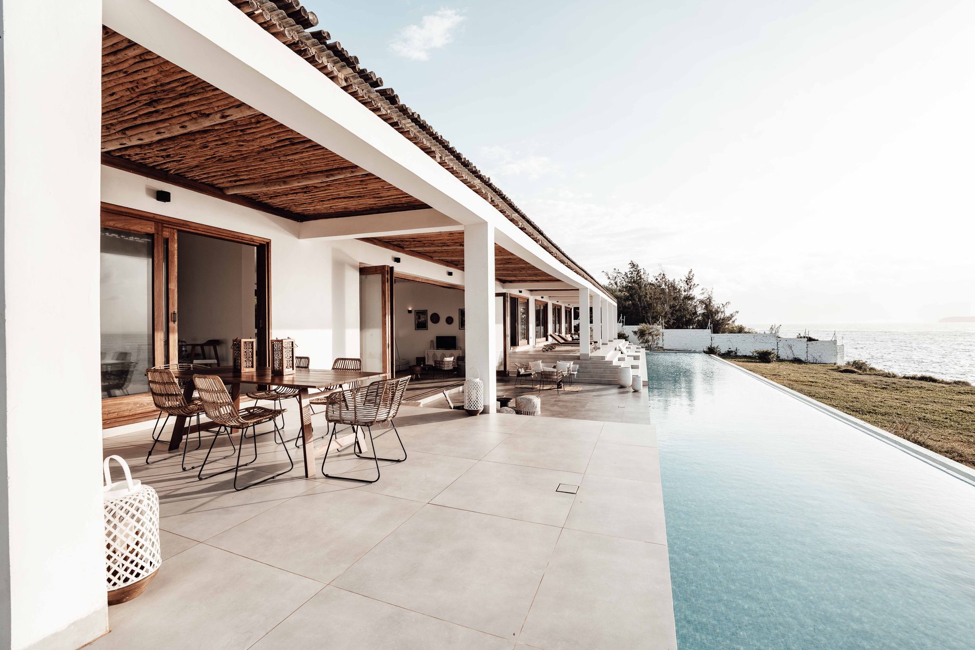 Lichte architectuur met een open terras en zwembad