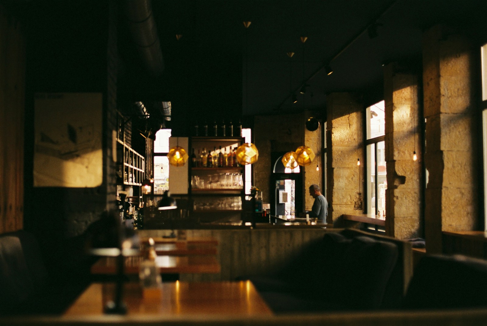 Een sfeervol restaurant met warm licht en houten meubels